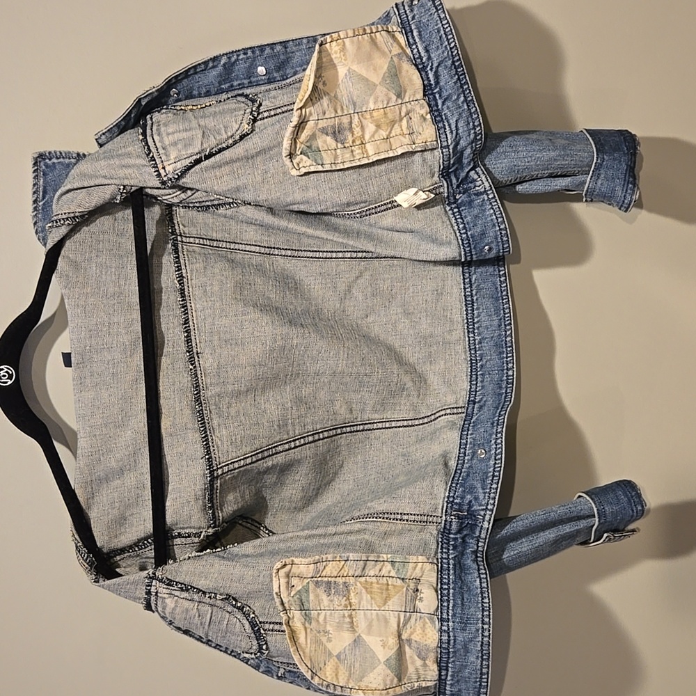 American Eagle Cropped Jean Jacket, Light Wash Distressed, Large - Picture 13 of 13